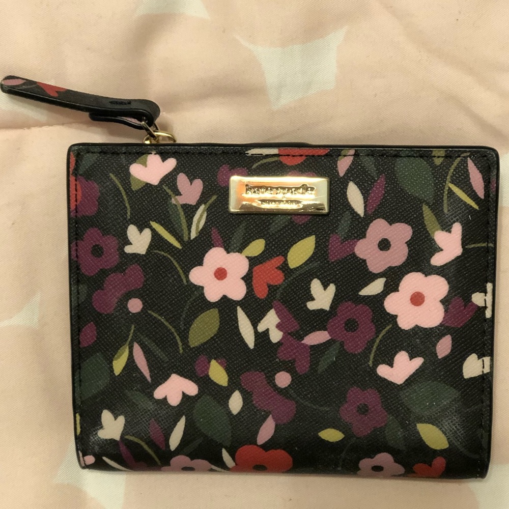 Kate Spade floral wallet new with tag